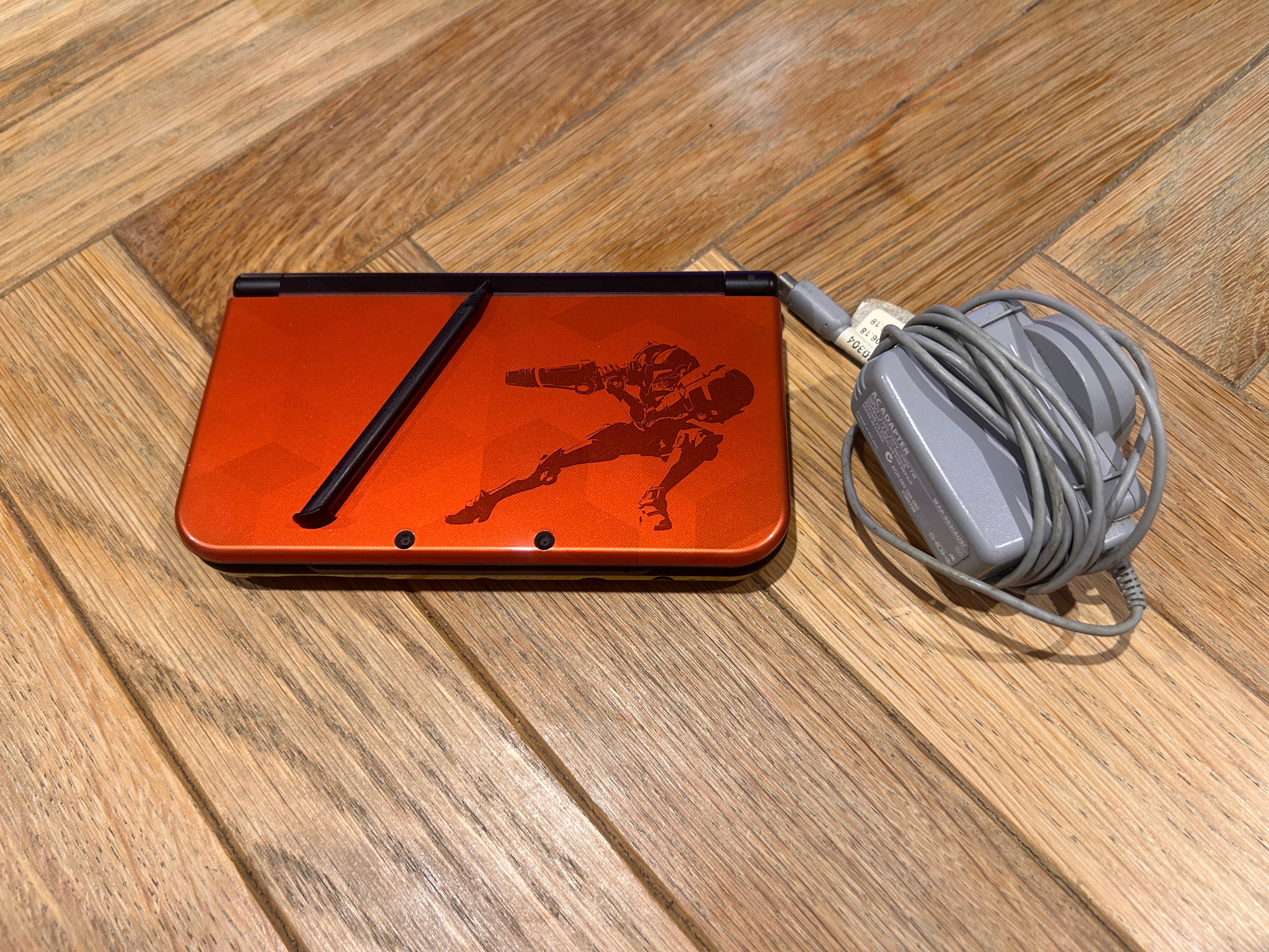 New Nintendo 3DS XL - Samus Returns Metroid Edition - With Stylus + Charge