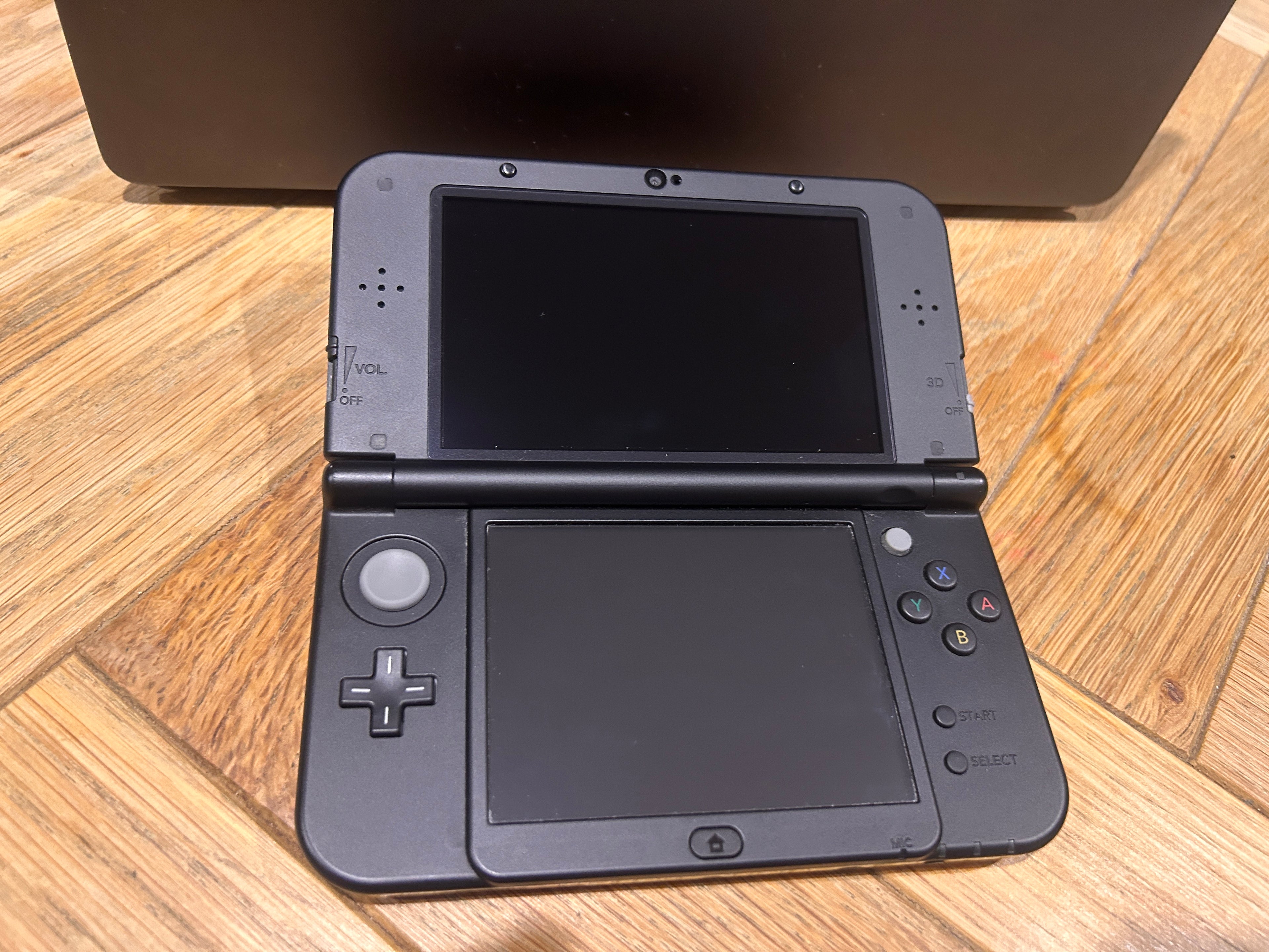 New Nintendo 3DS XL - Samus Returns Metroid Edition - With Stylus + Charge